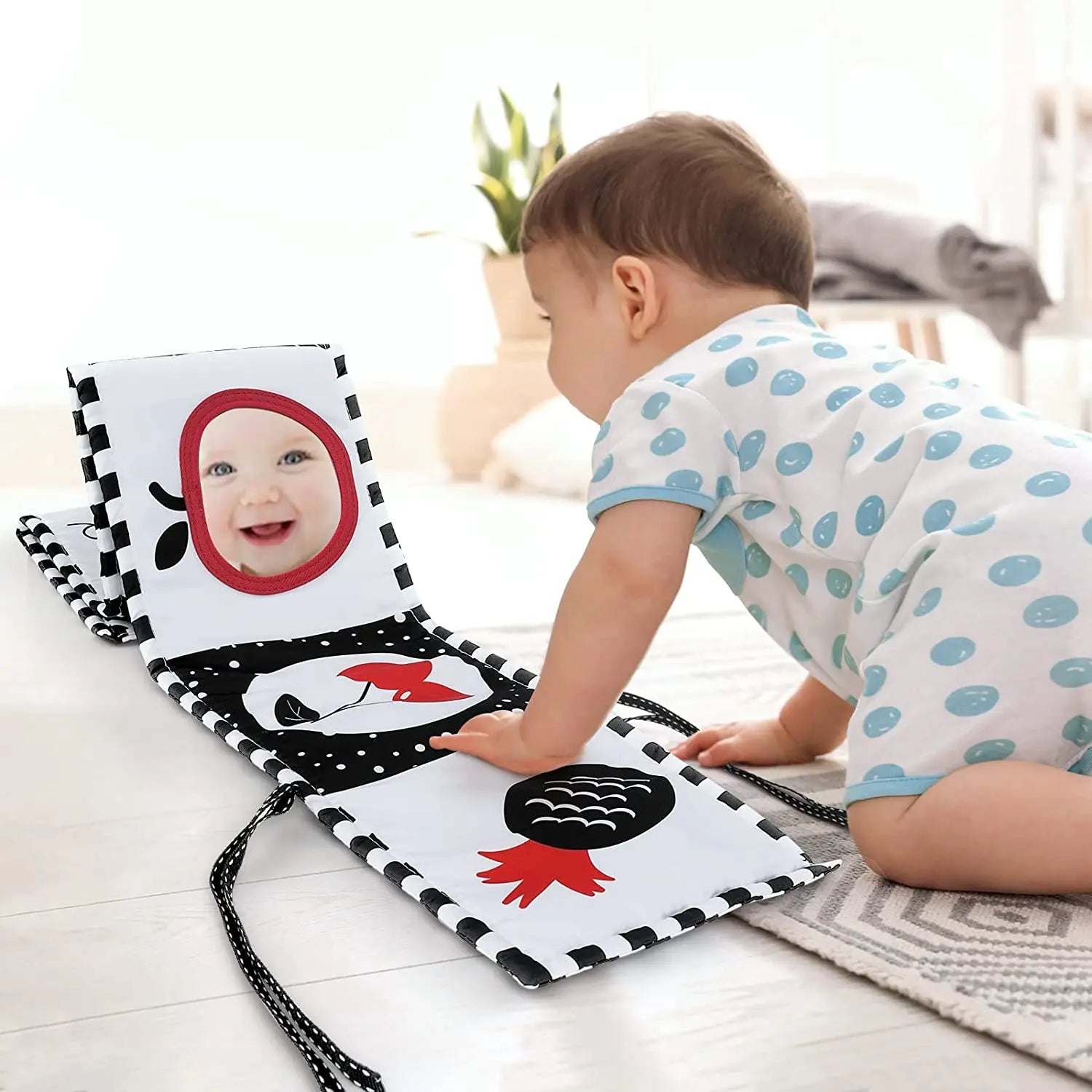 Sencory Black & White Cloth Book – High-Contrast Montessori Crib Bumper
